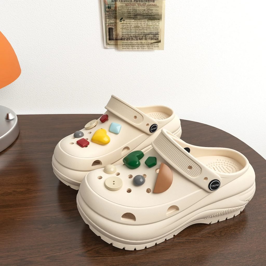 Stepping on shit feeling hole shoes women wear thick soles non-slip in summer 2025 new ins cartoon beach bag head cool