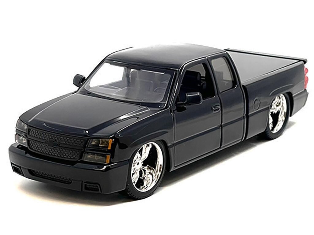 2006 Chevrolet Silverado Custom Pickup Truck Black “Die-Cast Collection” Series 1/25 Diecast Model Car by Motormax