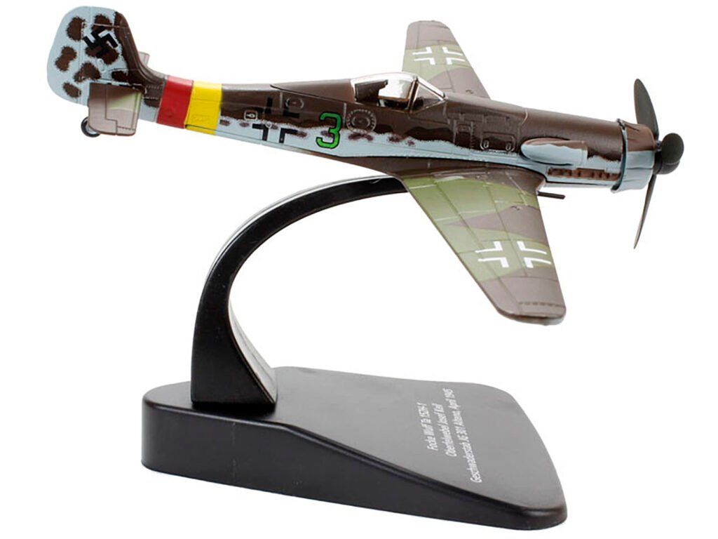 Focke-Wulf Ta 152 H-1 Fighter Plane Pilot: Oberfelwebel Josef Keil Geschwaderstab JG 301 Alteno April (1945) “Oxford Aviation” Series 1/72 Diecast Model Airplane by Oxford Diecast