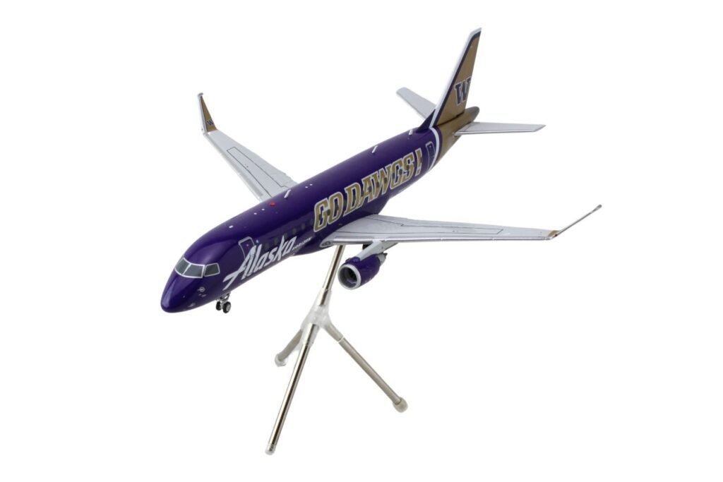 Embraer ERJ-175 Commercial Aircraft “Alaska Airlines/Horizon – University of Washington Huskies” (N662QX) Purple with Gold Tail “Gemini 200” Series 1/200 Diecast Model Airplane by GeminiJetsG2ASA1287