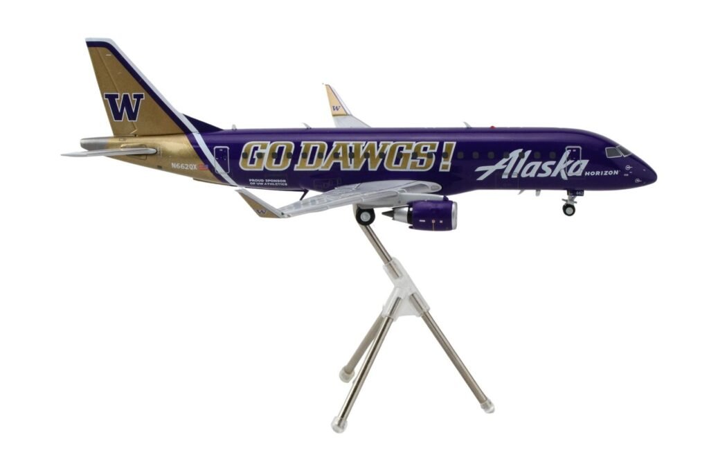 Embraer ERJ-175 Commercial Aircraft “Alaska Airlines/Horizon – University of Washington Huskies” (N662QX) Purple with Gold Tail “Gemini 200” Series 1/200 Diecast Model Airplane by GeminiJetsG2ASA1287